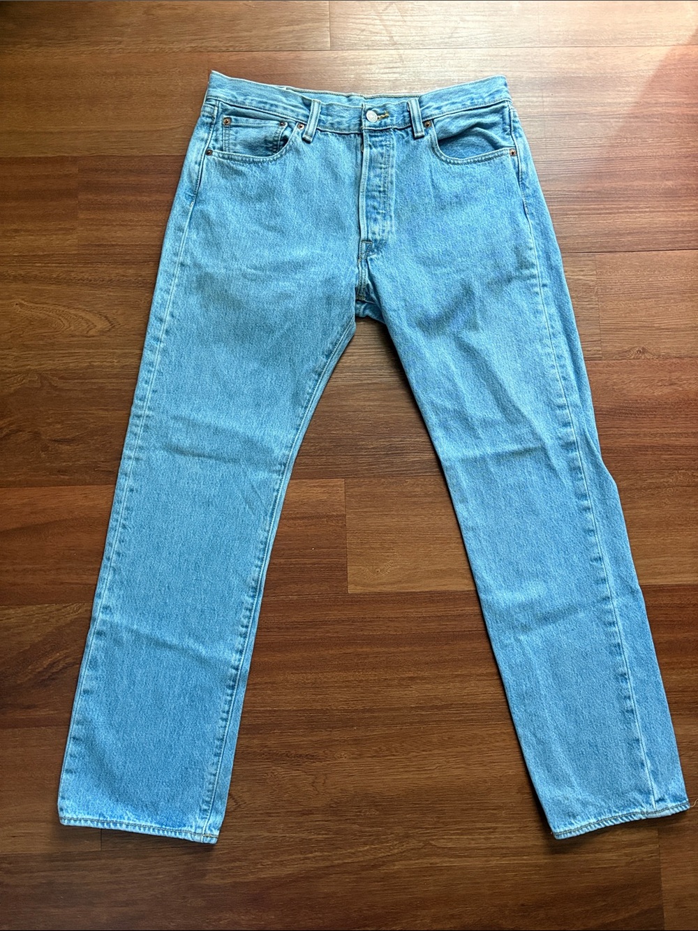 Levi’s 501 Jeans Men’s 33x30 Light Wash Button Fly Straight Leg Denim